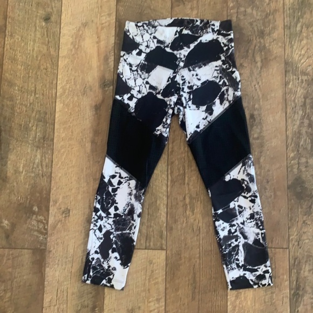 L’URV Marble Capris XS with mesh detailing.